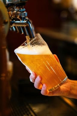 Cientista cria cerveja que funciona como vacina e gera debate ético