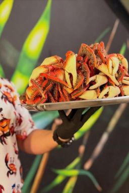 Em Curitiba, Ópera de Bambu vira referência em rodízio de caranguejo