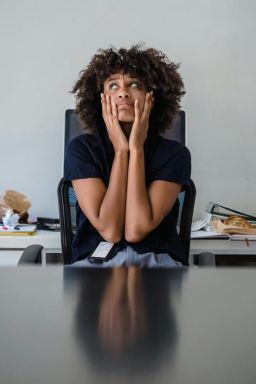 “Incerteza” é considerada a palavra do ano pelos brasileiros em 2025