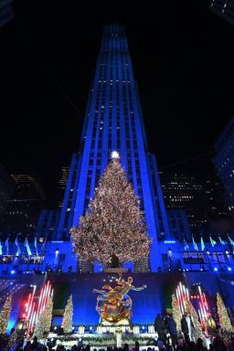 Famosa árvore de natal de Nova York é iluminada no Rockefeller Center