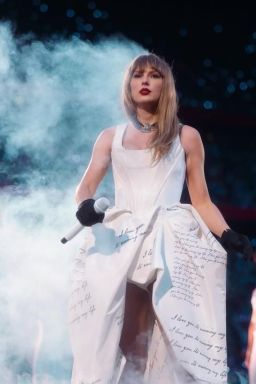 Figurinos de Taylor Swift ganham exposição em parque da Disney