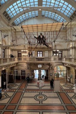 Artefatos valiosos são roubados de museu na Inglaterra