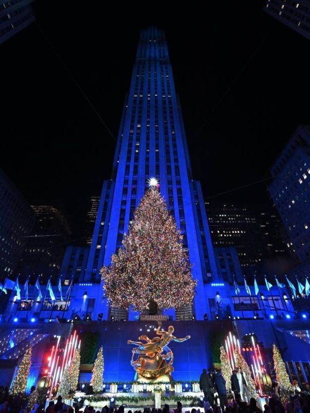 Famosa árvore de natal de Nova York é iluminada no Rockefeller Center