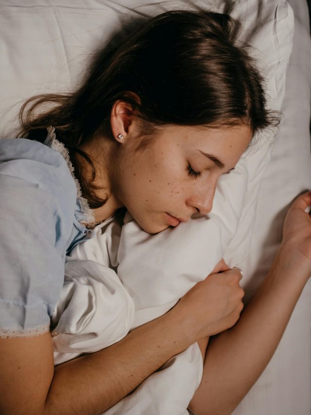 Dormir pouco acelera envelhecimento, mas excesso também é prejudicial