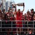 Taça da Libertadores aparece remendada em festa do título do Flamengo