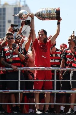 Taça da Libertadores aparece remendada em festa do título do Flamengo