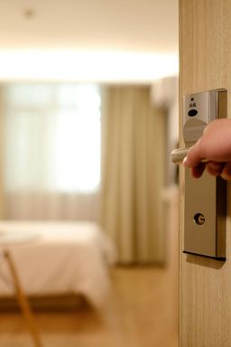 Entenda as novas regras de check-in e check-out que estão em vigor