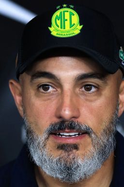 Prêmio Brasileirão 2025: Rafael Guanaes é eleito o melhor técnico