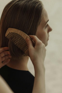 Cabelo caindo? Entenda quando a queda é sinal de algo maior