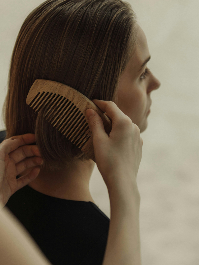 Cabelo caindo? Entenda quando a queda é sinal de algo maior