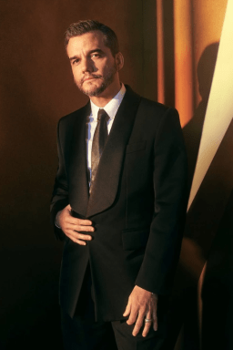 Conheça Ilaria Urbinati, responsável pelos looks de Wagner Moura