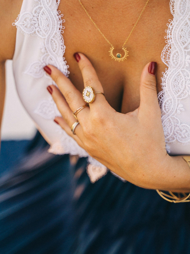 Acessórios na praia: como escolher itens resistentes ao Sol e ao sal