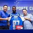 Gerson chora ao falar da relação com o pai em apresentação no Cruzeiro