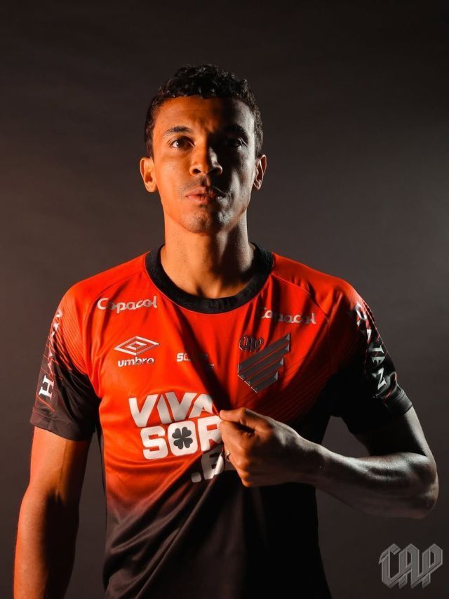 Athletico-PR anuncia contratação de Luiz Gustavo, ex-Seleção