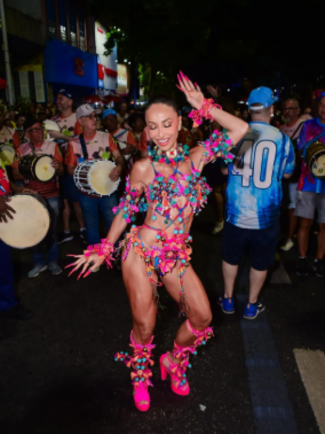 Tendência carnavalesca: famosas apostam em body chain e headpiece