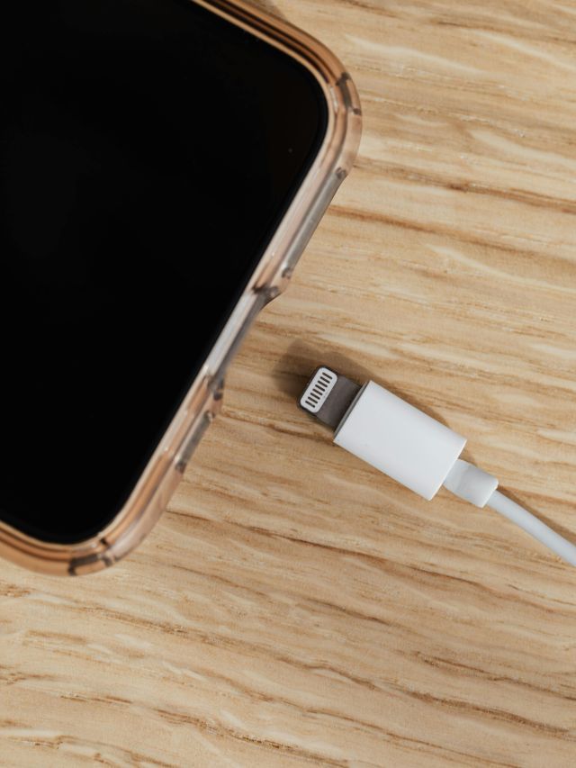 Carregadores falsos atrapalham a carga do celular? Entenda