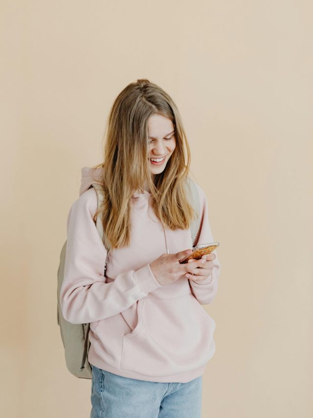 Estudo: adolescentes passam 70 minutos por dia no celular nas escolas