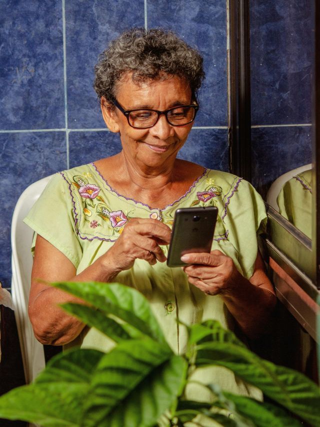 Número de idosos com celulares salta de 55% para 90%, diz pesquisa