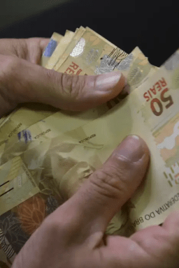 Novo salário mínimo de R$ 1.621 entra em vigor; entenda mudanças