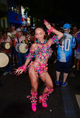 Tendência carnavalesca: famosas apostam em body chain e headpiece