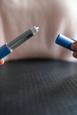 Não há estudos para comprovar segurança de canetas falsas, diz médica