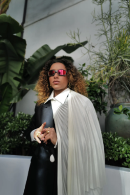 De óculos Juliet, Alice Carvalho leva moda brasileira ao Globo de Ouro