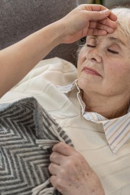 Mulheres vivem mais, mas sofrem mais com doenças na terceira idade