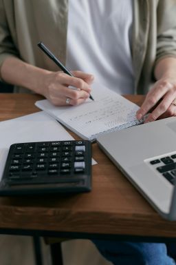 IPVA e IPTU 2026: À vista ou parcelado? Dicas para equilibrar finanças