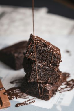 Bolo de chocolate todo dia? Autora ensina receita proteica e nutritiva