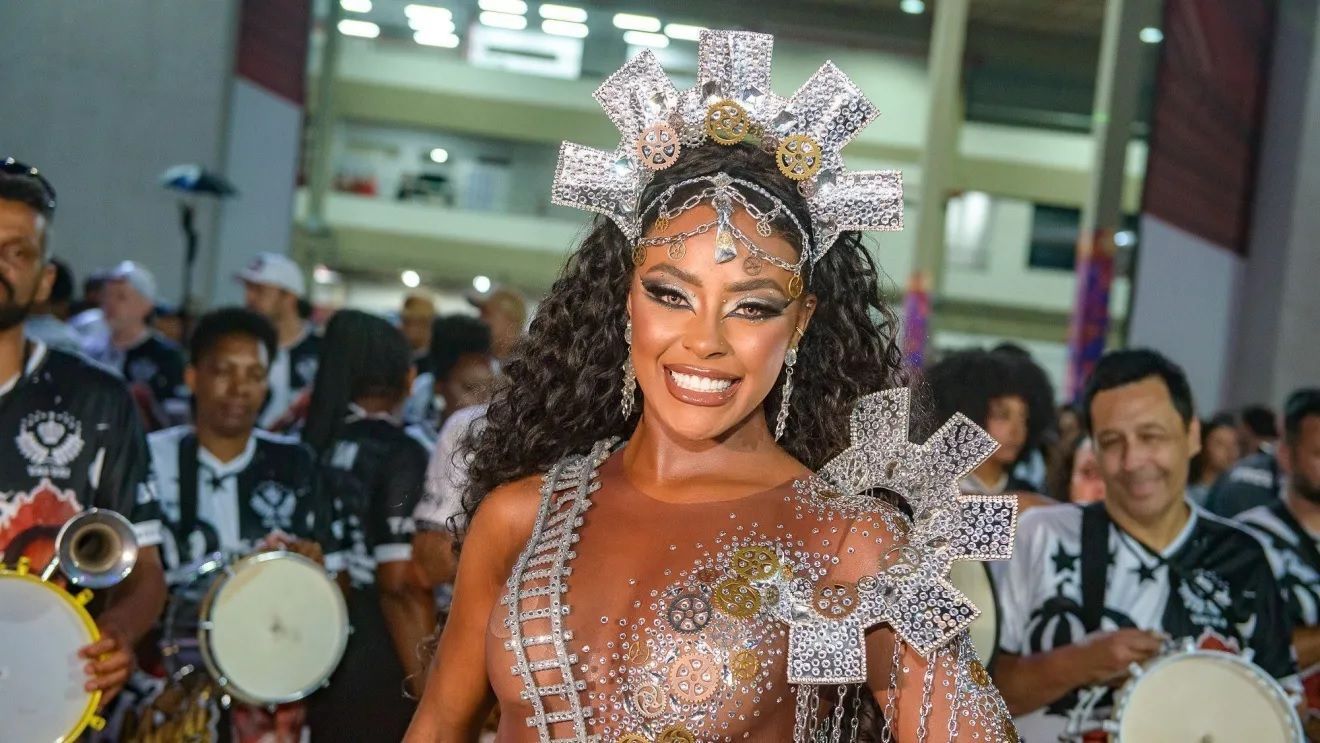 Após polêmica de racismo, Carla Perez se pronuncia: 