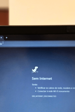 Por que a internet cai com frequência no Brasil? Especialista explica
