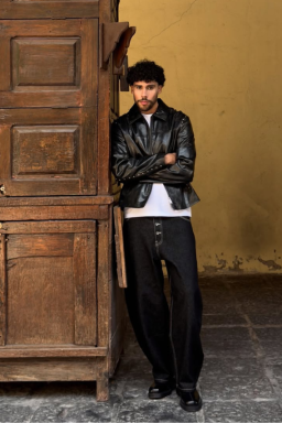 Sabia que Bad Bunny tem um irmão que é modelo? Conheça Bernie Martínez