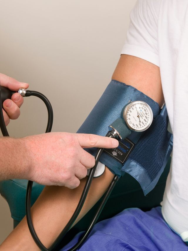 Medir pressão salva e pode evitar infarto e AVC; veja como