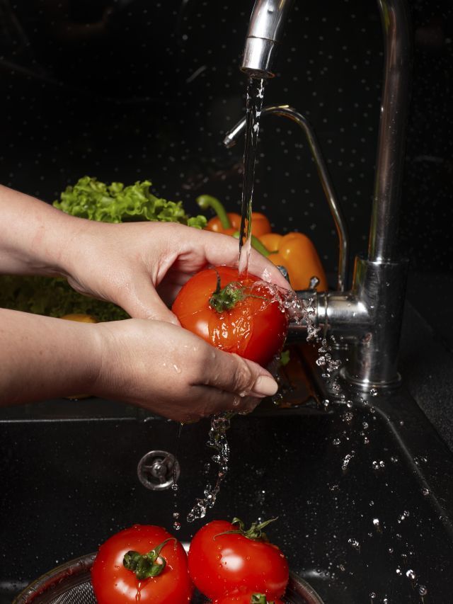 Falhas na higiene e manipulação de alimentos elevam risco de bactérias