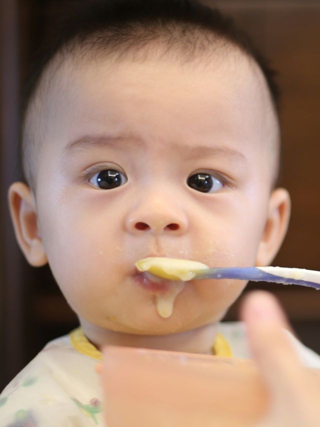 Pais alimentam bebês com manteiga pura: é saudável?