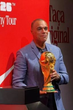 Taça da Copa do Mundo desembarca no Brasil; veja fotos