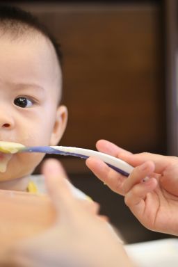 Pais alimentam bebês com manteiga pura: é saudável?