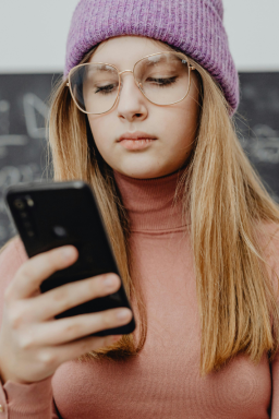 72% das meninas de 16 e 17 anos foram expostas a conteúdos sensíveis