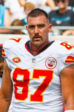 Chiefs anunciam renovação com Travis Kelce para mais uma temporada da NFL