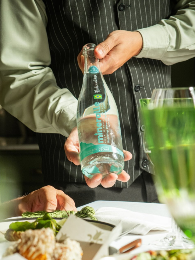 Água mineral não é tudo igual: saiba como ela pode harmonizar à mesa