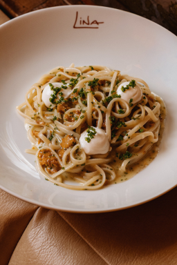 Pasta, brasa e ousadia no restaurante de Bia Limoni e Felipe Bronze