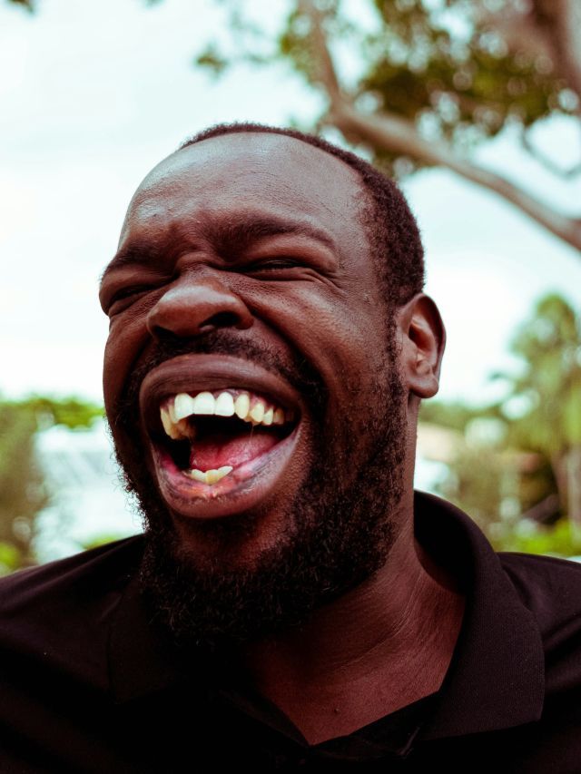 A IA conseguirá replicar o senso de humor humano? Entenda