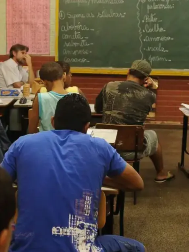 Brasil atinge menor taxa de distorção idade-série no ensino médio