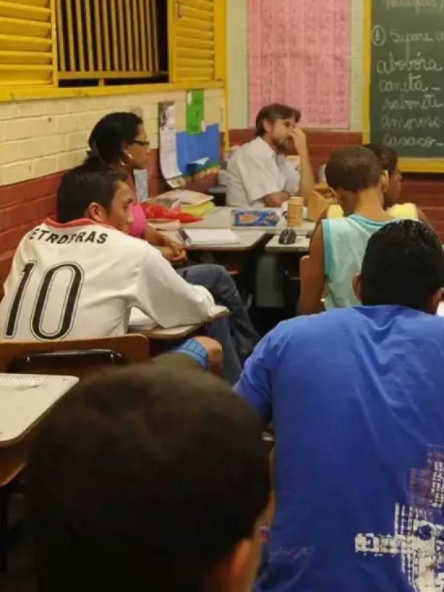 Brasil atinge menor taxa de distorção idade-série no ensino médio