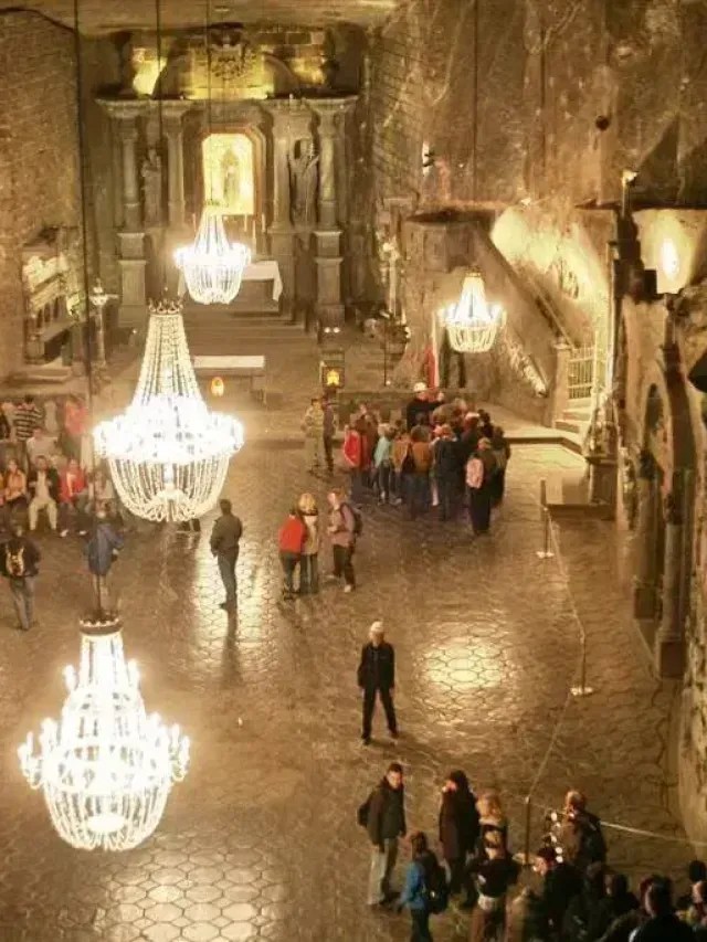 Visitantes lambem paredes de mina de sal: conheça Wieliczka