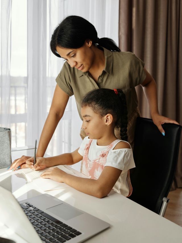 Brasileiros veem mulheres como “naturalmente” melhores com crianças