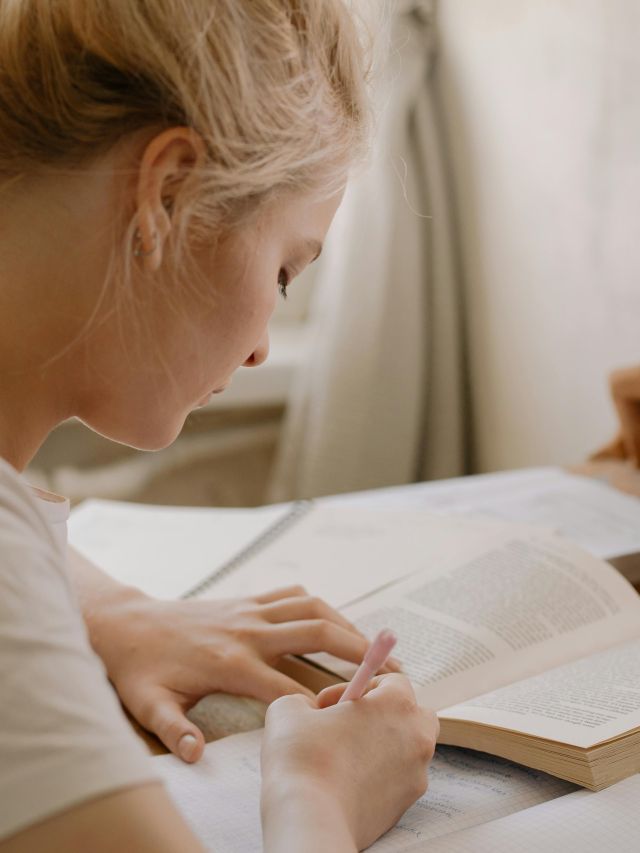 54% dos graduandos dizem ter deixado faculdade para cuidar dos filhos