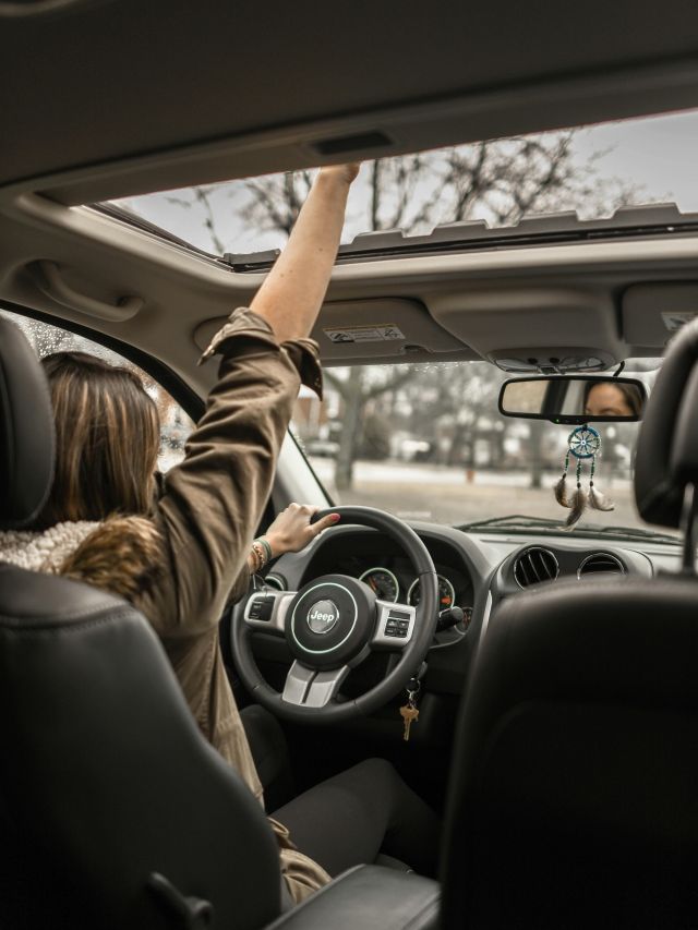 O que mulheres priorizam ao comprar um carro? Pesquisa revela