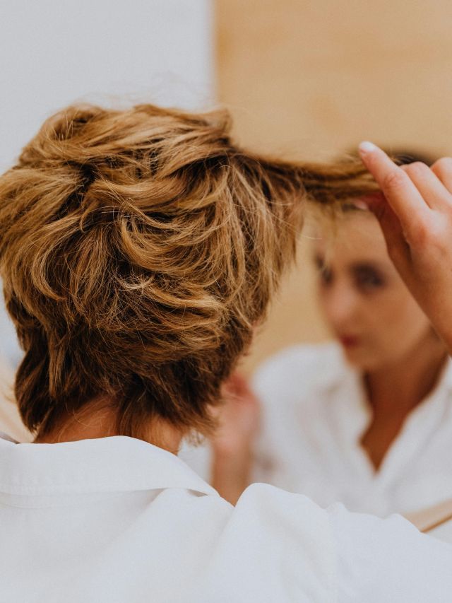 Queda de cabelo aumenta no verão? Especialistas explicam o que fazer