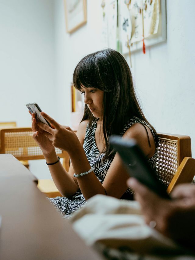 Crianças e adolescentes: diretrizes orientam uso consciente de telas